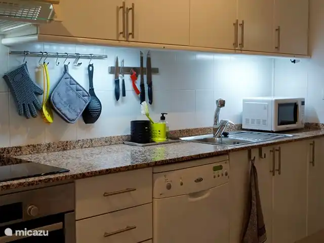 appartement huren in Spanje, Costa Blanca, Altea la Vieja – Prachtig app. nabij zee en Golf Naast de keuken is er een berging met wasmachine.  Ook een strijkplank en strijkijzer zijn aanwezig.