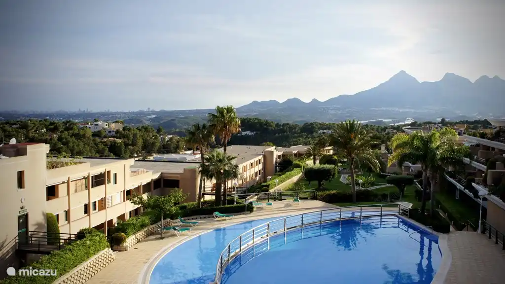 Le jardin commun avec l'une des deux piscines.