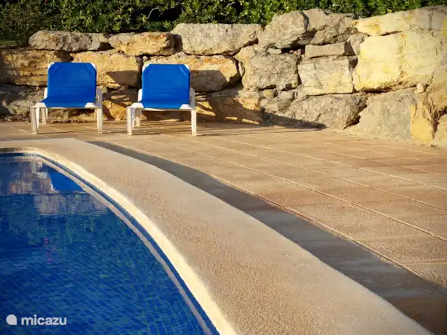 appartement huren in Spanje, Costa Blanca, Altea la Vieja – Prachtig app. nabij zee en Golf Ligstoelen beschikbaar aan de rand van het zwembad ...