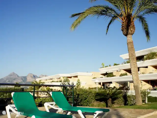 appartement huren in Spanje, Costa Blanca, Altea la Vieja – Prachtig app. nabij zee en Golf Ligstoelen beschikbaar naast het zwembad.