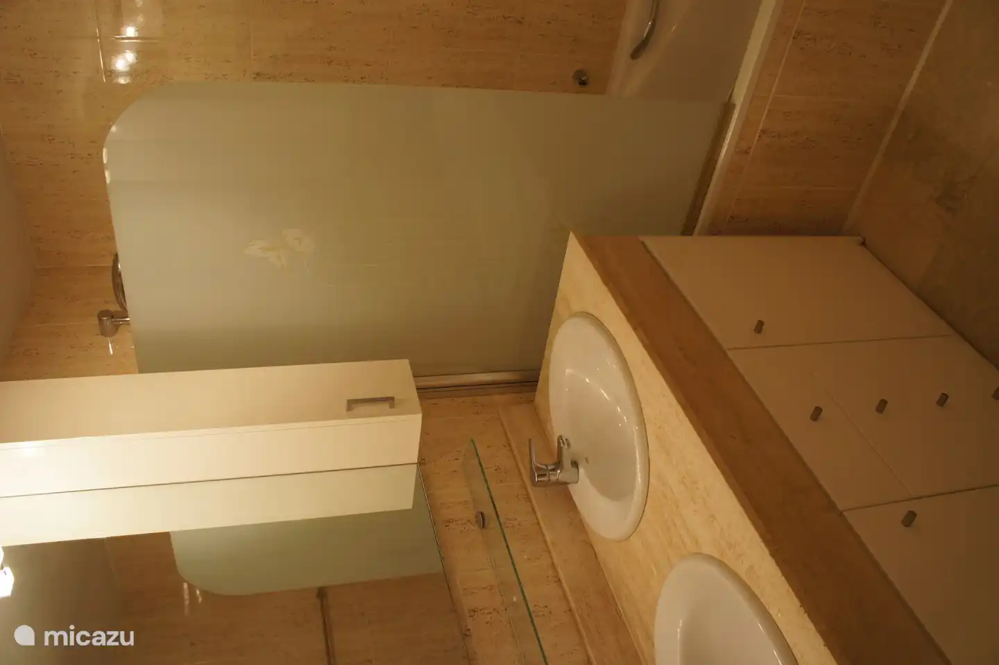 La salle de bain attenante. Baignoire avec pare-douche, deux lavabos, toilettes et bidet.