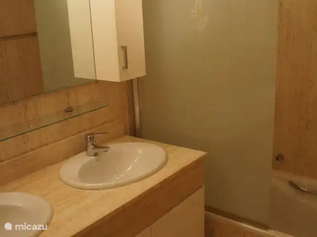 appartement huren in Spanje, Costa Blanca, Altea la Vieja – Prachtig app. nabij zee en Golf De ensuite badkamer. Ligbad met douchescherm, twee wastafels, toilet en bidet.