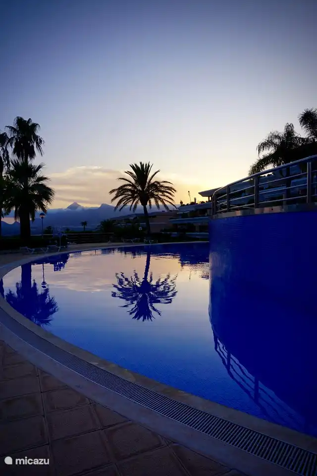 Coucher de soleil au bord de la piscine.