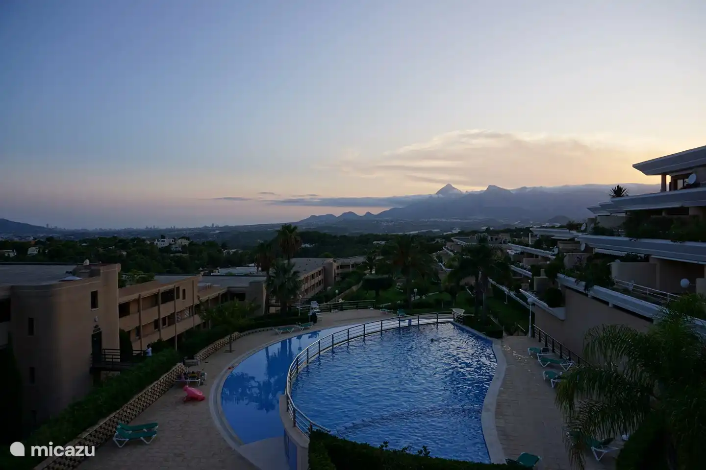 Une des piscines du jardin commun au coucher du soleil.