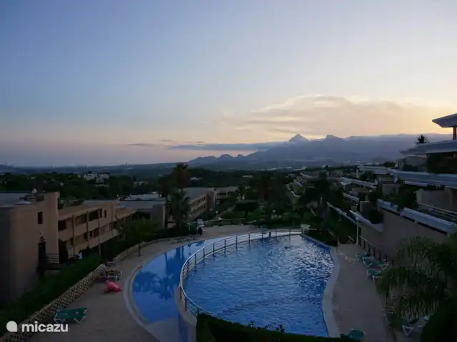 appartement huren in Spanje, Costa Blanca, Altea la Vieja – Prachtig app. nabij zee en Golf Een van de zwembaden in de gemeenschappelijke tuin bij zonsondergang.