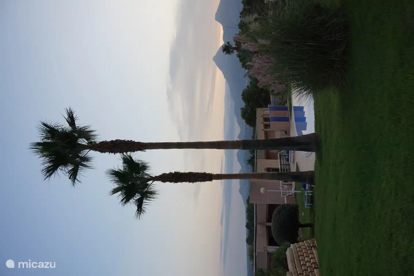 Il y a deux piscines dans le jardin commun.