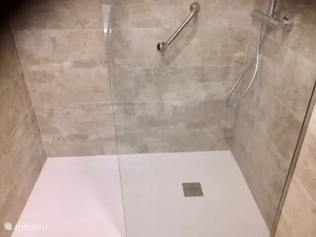 appartement huren in Spanje, Costa Blanca, Altea la Vieja – Prachtig app. nabij zee en Golf Voortaan is er een inloopdouche beschikbaar in de tweede badkamer die begin 2020 werd vernieuwd.