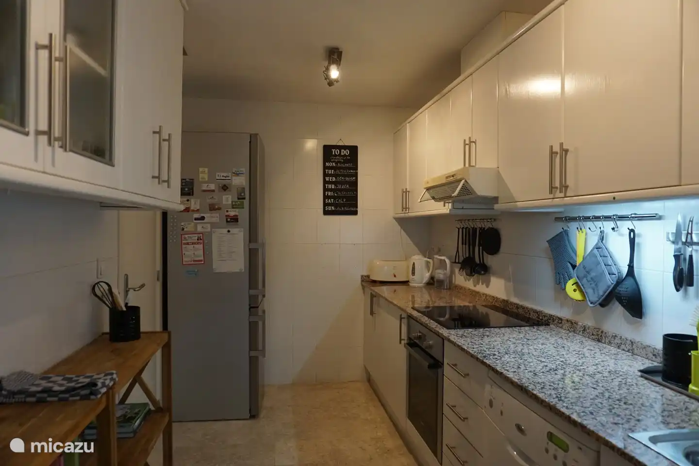 La cuisine est équipée d'un réfrigérateur Liebherr avec congélateur, four, micro-ondes, plaque de cuisson, hotte et lave-vaisselle. Vous trouverez également une cafetière, une machine à expresso et un grille-pain.