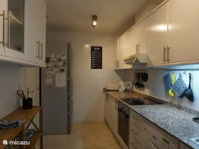 appartement huren in Spanje, Costa Blanca, Altea la Vieja – Prachtig app. nabij zee en Golf De keuken is voorzien van een Liebherr koelkast met diepvriezer, oven, microgolfoven, kookplaat, dampkap en vaatwasser. U vindt er o.a. ook een koffiezet, expressomachientje en broodrooster.