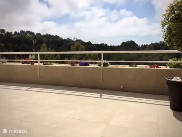 appartement huren in Spanje, Costa Blanca, Altea la Vieja – Prachtig app. nabij zee en Golf Begin 2020 werd het terras vernieuwd. 45m2 groot, de ideale plek om te genieten van het uitzicht.