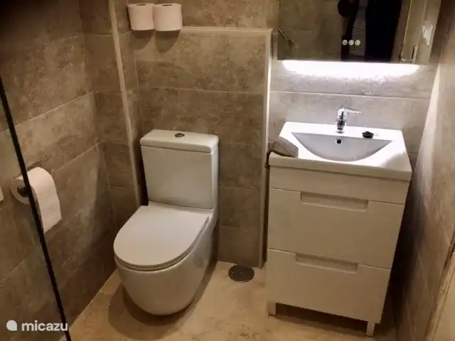 appartement huren in Spanje, Costa Blanca, Altea la Vieja – Prachtig app. nabij zee en Golf Begin 2020 werd deze badkamer vernieuwd. Voortaan met inloopdouche, wastafel en toilet. Een ligbad blijft beschikbaar in de ensuite badkamer.