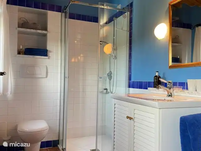Casa Santa Maria Nuova Le Marche | Italie, Marche, Ostra Vetere - maison de vacances la 2ème salle de bain avec douche, WC et meuble lavabo