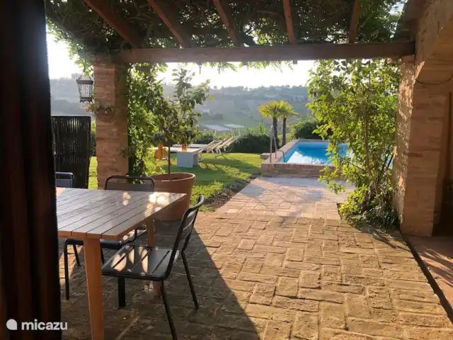 Casa Santa Maria Nuova Le Marche | Italie, Marche, Ostra Vetere - maison de vacances vue depuis la loggia de la piscine