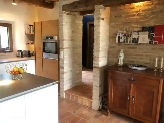Casa Santa Maria Nuova Le Marche | Italie, Marche, Ostra Vetere - maison de vacances transition de la chambre à la cuisine et une vue sur le hall.