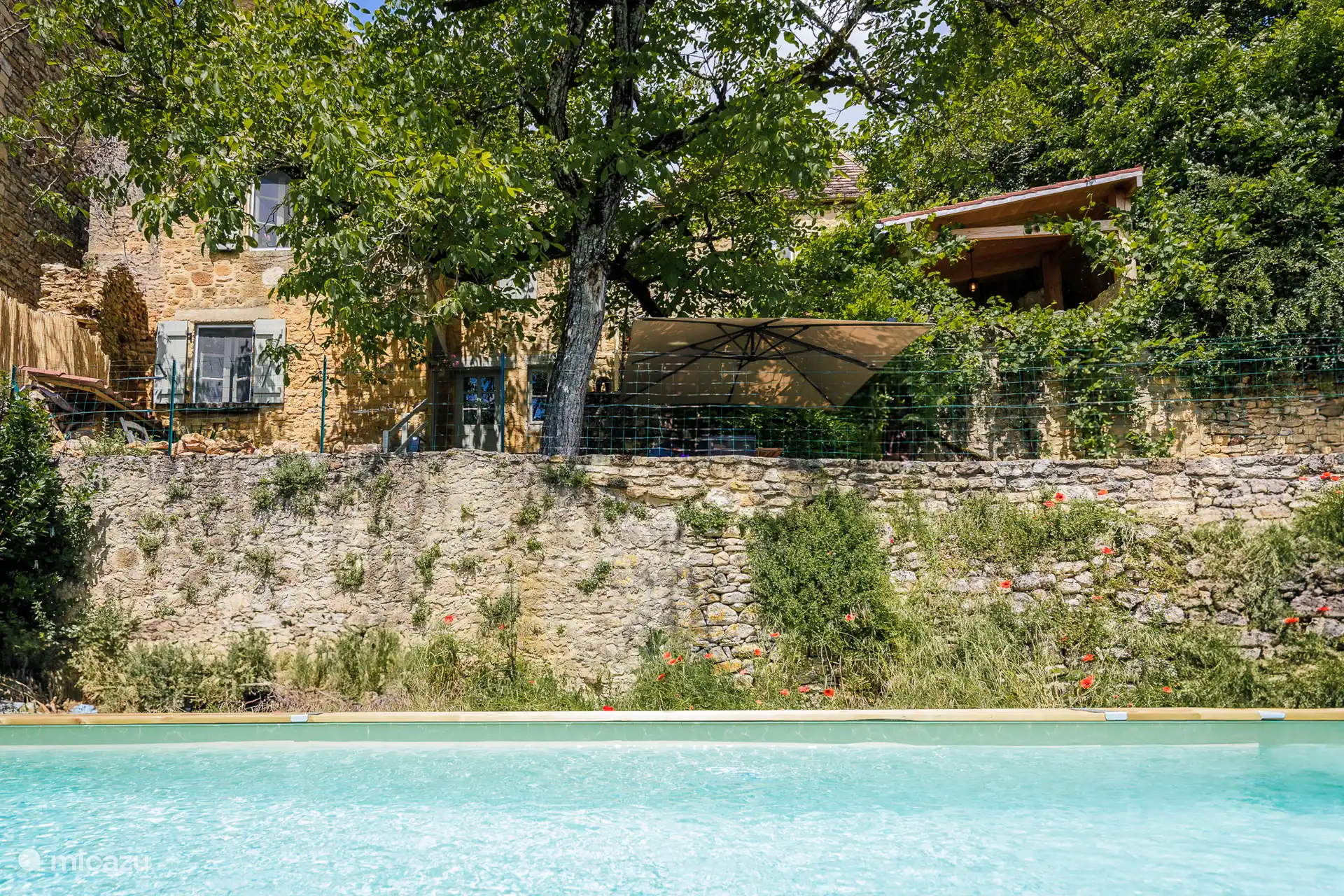 Maison, terrasses et piscine