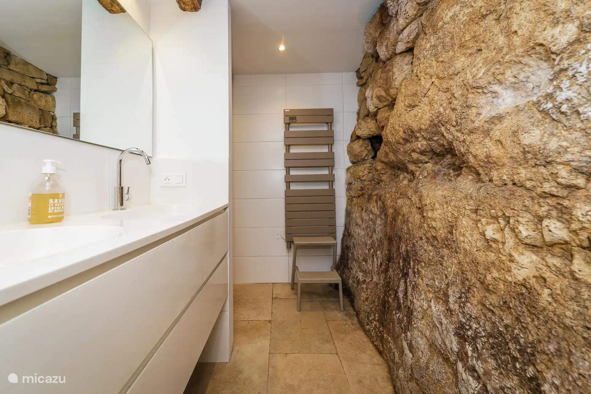 Salle de bain avec douche. WC séparé.