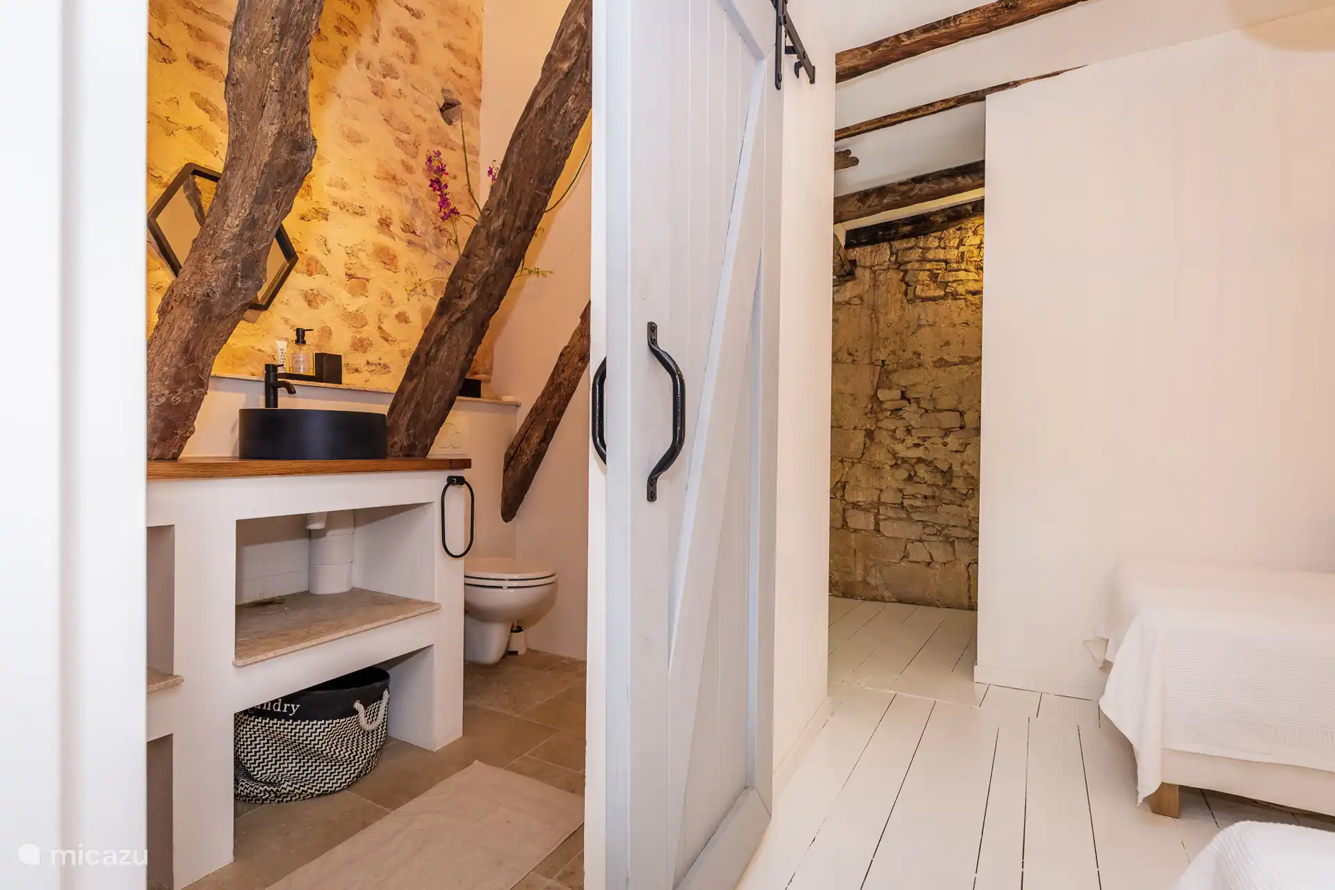 Salle de bain avec lavabo et WC dans les chambres 2 et 3