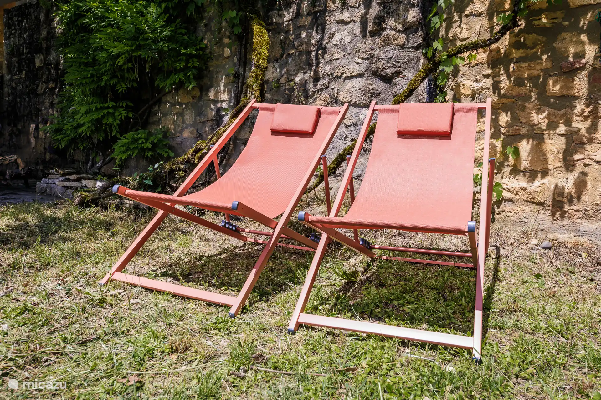 Terrasses avec chaises longues