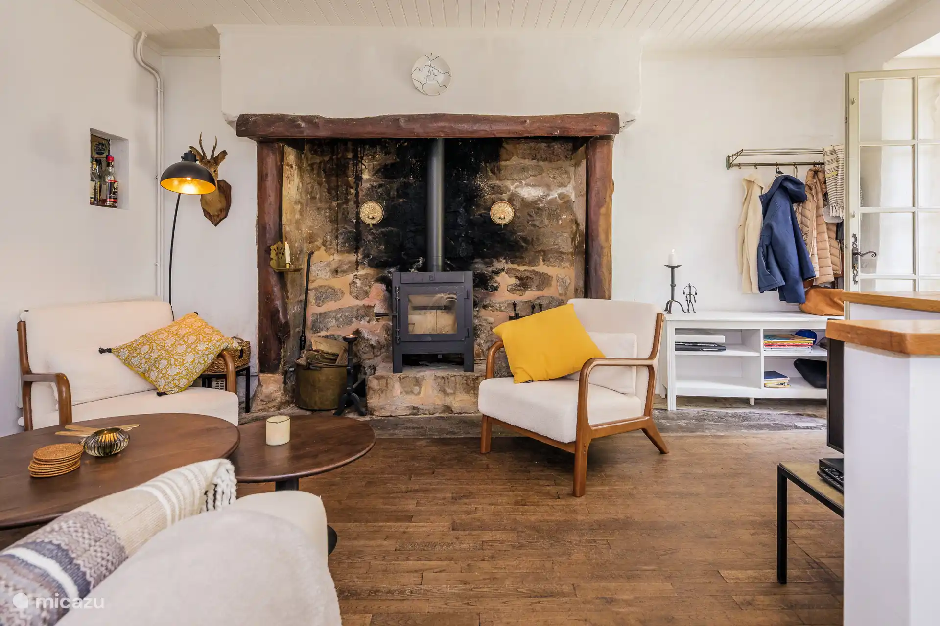 Salon avec cheminée