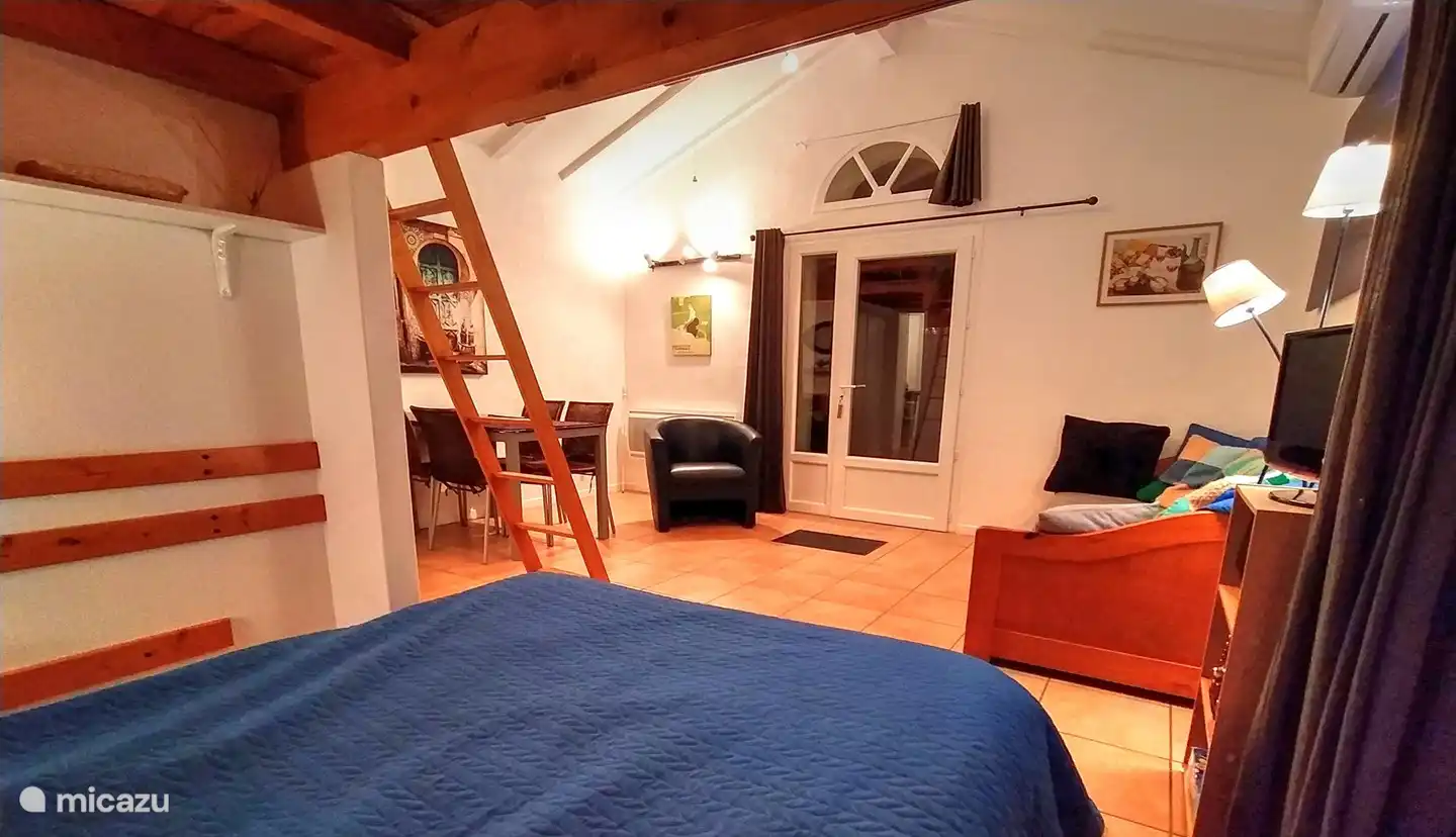 Schlafbereich mit Trennvorhang