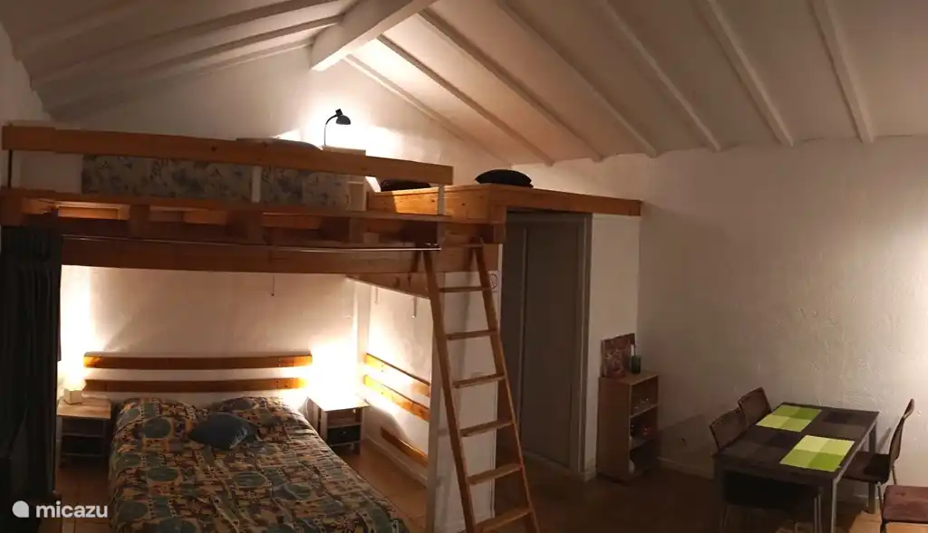 Unten Doppelbett, Sofa und Essbereich, ein kleiner Doppel-Top