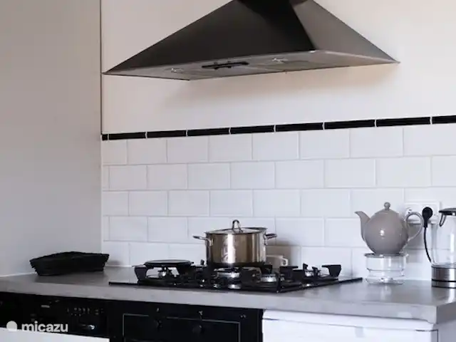 Villa Bièvres en Francia, Árdenas francesas, Bièvres  - casa vacacional La estufa de gas con horno eléctrico y lavavajillas en la cocina.