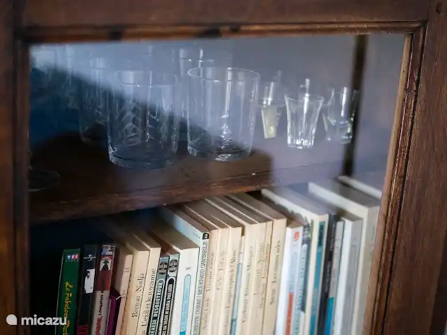 Villa Bièvres en Francia, Árdenas francesas, Bièvres  - casa vacacional Vajilla y librería en el salón.