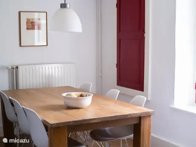Villa Bièvres en Francia, Árdenas francesas, Bièvres  - casa vacacional La atractiva cocina con una mesa grande es un lugar perfecto para preparar sus comidas. Equipado con cocina a gas, horno eléctrico, microondas, nevera y lavavajillas.