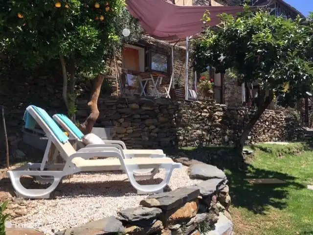 Casa de montaña Casa Cancelinha en Portugal, Coímbra, Góis - alojamiento y desayuno La terraza privada para nuestros huéspedes.....aquí podrá relajarse y disfrutar del desayuno, el almuerzo o una copa de vino....