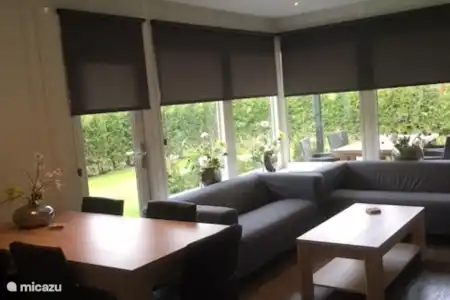 Vakantiehuis Nederland, Overijssel, Denekamp vakantiehuis LuxeVakantiebungalow28DenekampTwente De woonkamer.