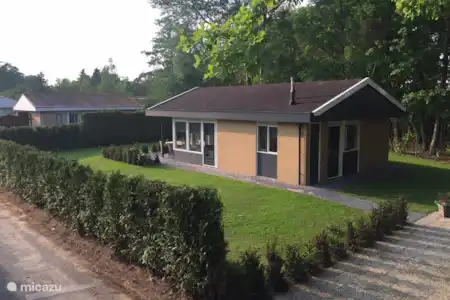 Vakantiehuis Nederland, Overijssel, Denekamp vakantiehuis LuxeVakantiebungalow28DenekampTwente Groot oprit voor het parkeren van twee auto's.