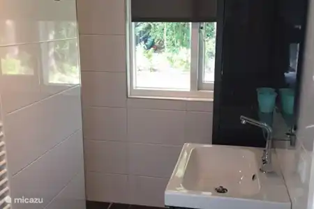 Vakantiehuis Nederland, Overijssel, Denekamp vakantiehuis LuxeVakantiebungalow28DenekampTwente De badkamer voorzien van inloopdouche.