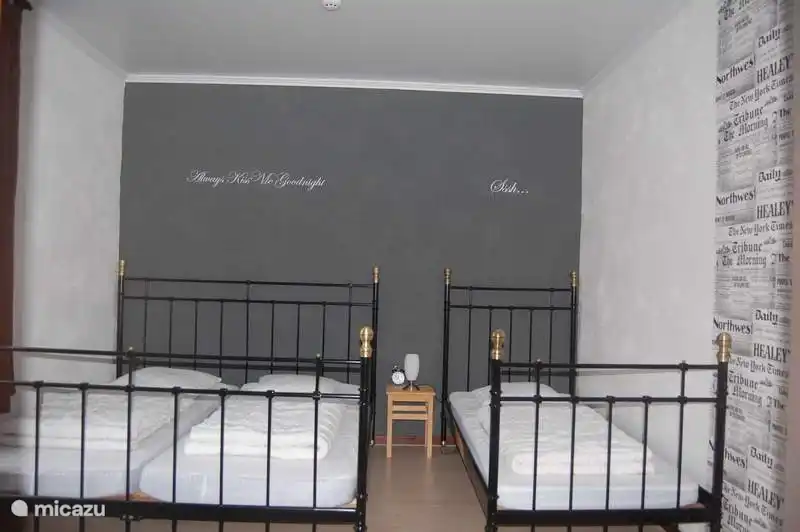 1 der sechs Schlafzimmer