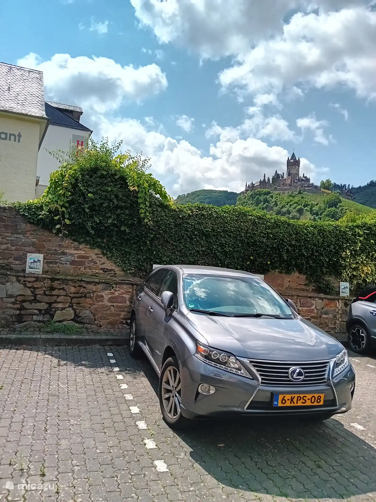Privatparkplatz neben dem Haus
