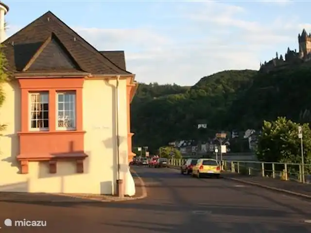 Pabellón de Cochem en el Mosela en Alemania, Mosela, Cochem - casa vacacional casa amarilla a la izquierda
