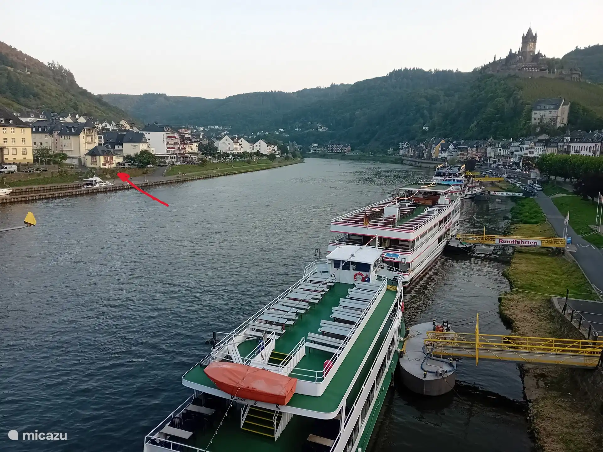 Hütte = roter Pfeil