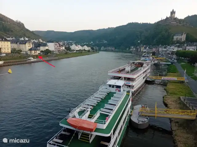 Pabellón de Cochem en el Mosela en Alemania, Mosela, Cochem - casa vacacional Cabaña = flecha roja