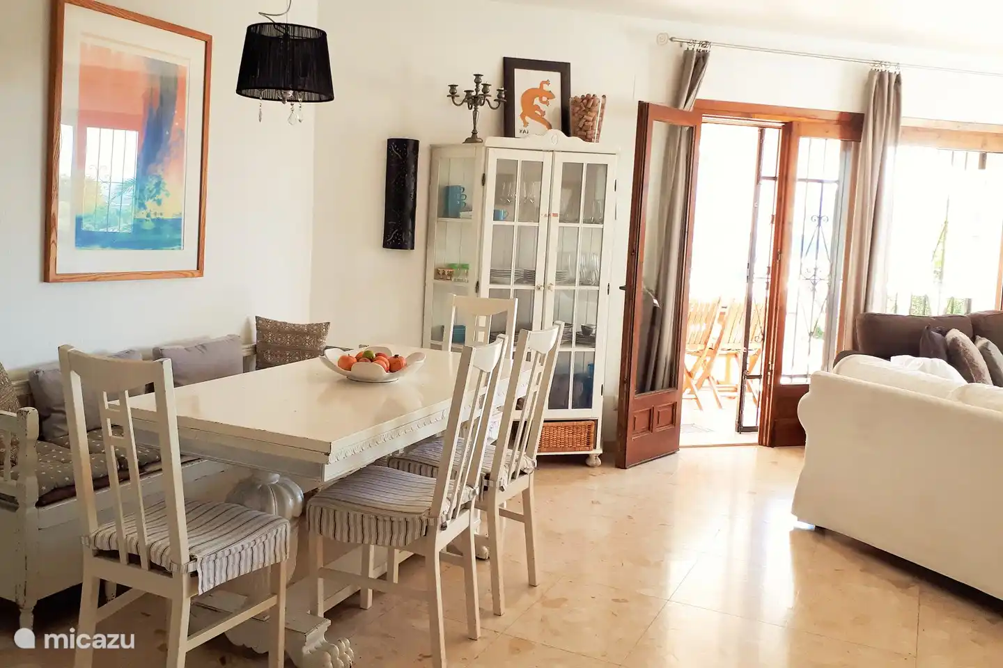 Esstisch mit Porzellanschrank