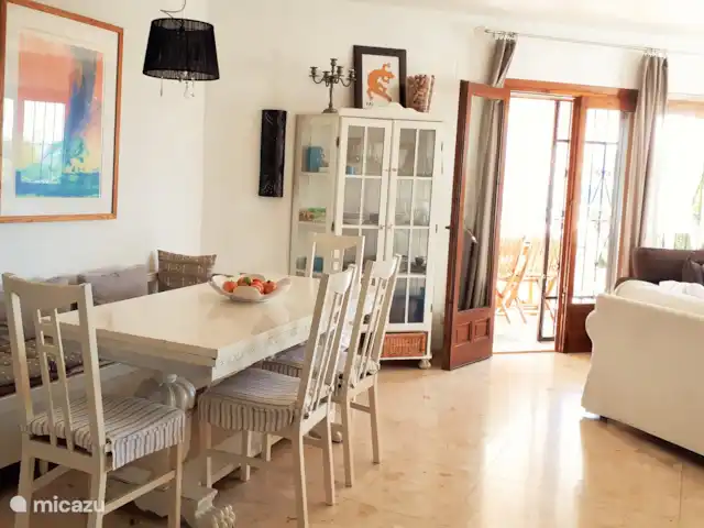 Casa León en Moraira con vistas al mar en España, Costa Blanca, Moraira - casa vacacional Mesa de comedor con vitrina china