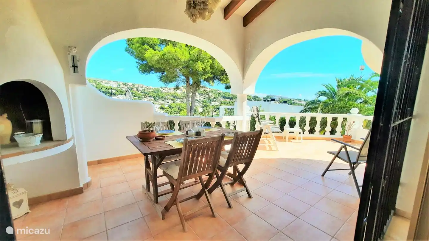 Terrasse neben dem Wohnzimmer mit Sonne den ganzen Tag