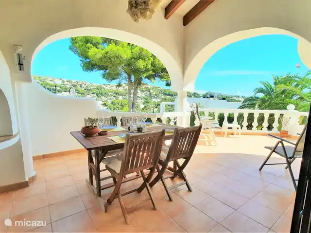 Casa León en Moraira con vistas al mar en España, Costa Blanca, Moraira - casa vacacional Terraza en el salón parcialmente cubierta y parcialmente con sol todo el día