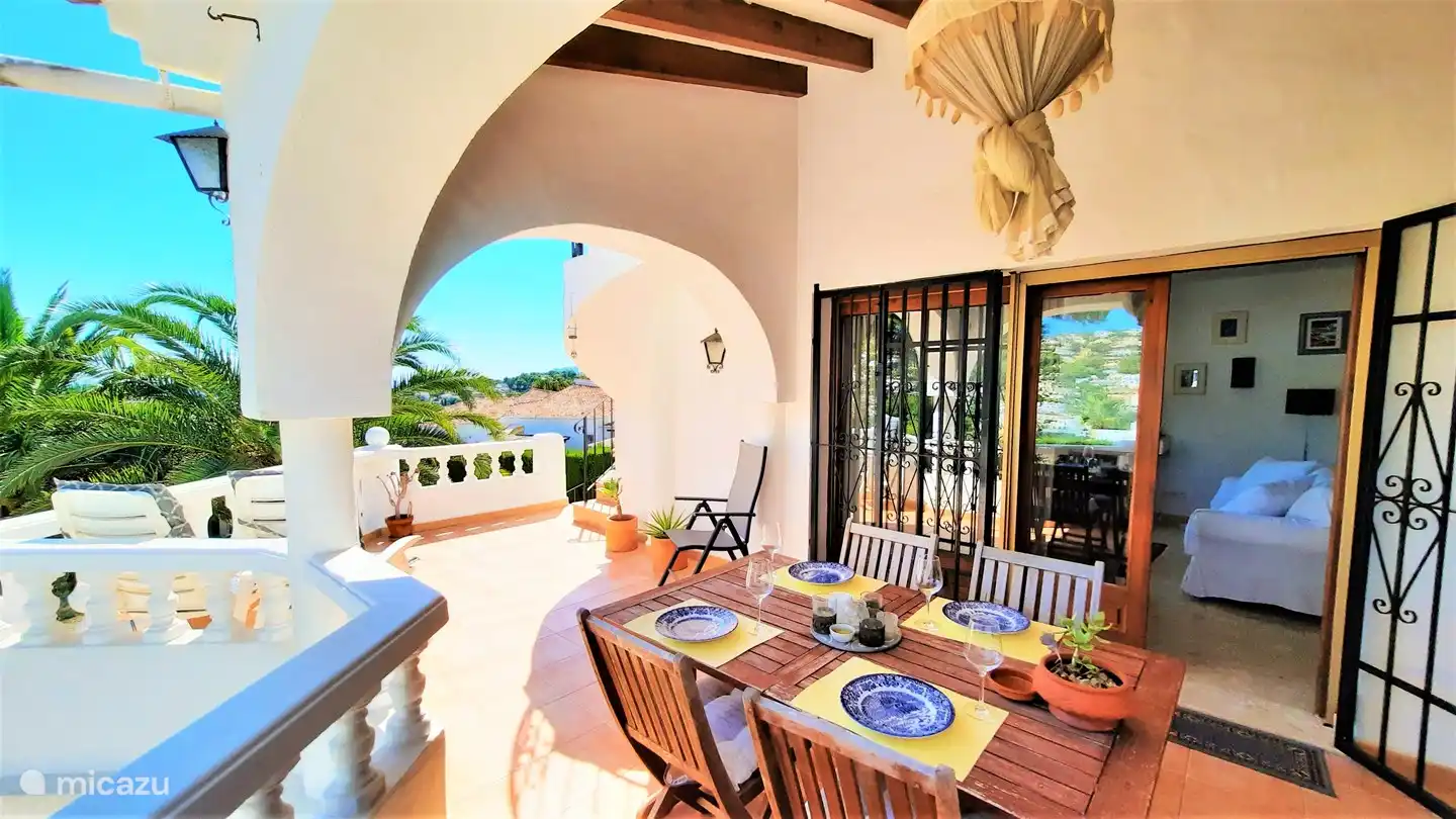 Die Terrasse neben dem Wohnzimmer