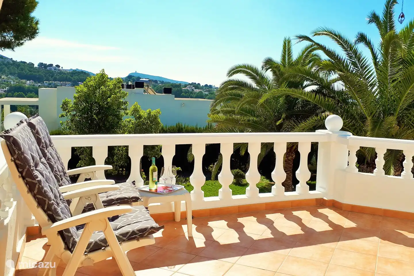 Het terras bij de woonkamer (niet overdekte gedeelte)