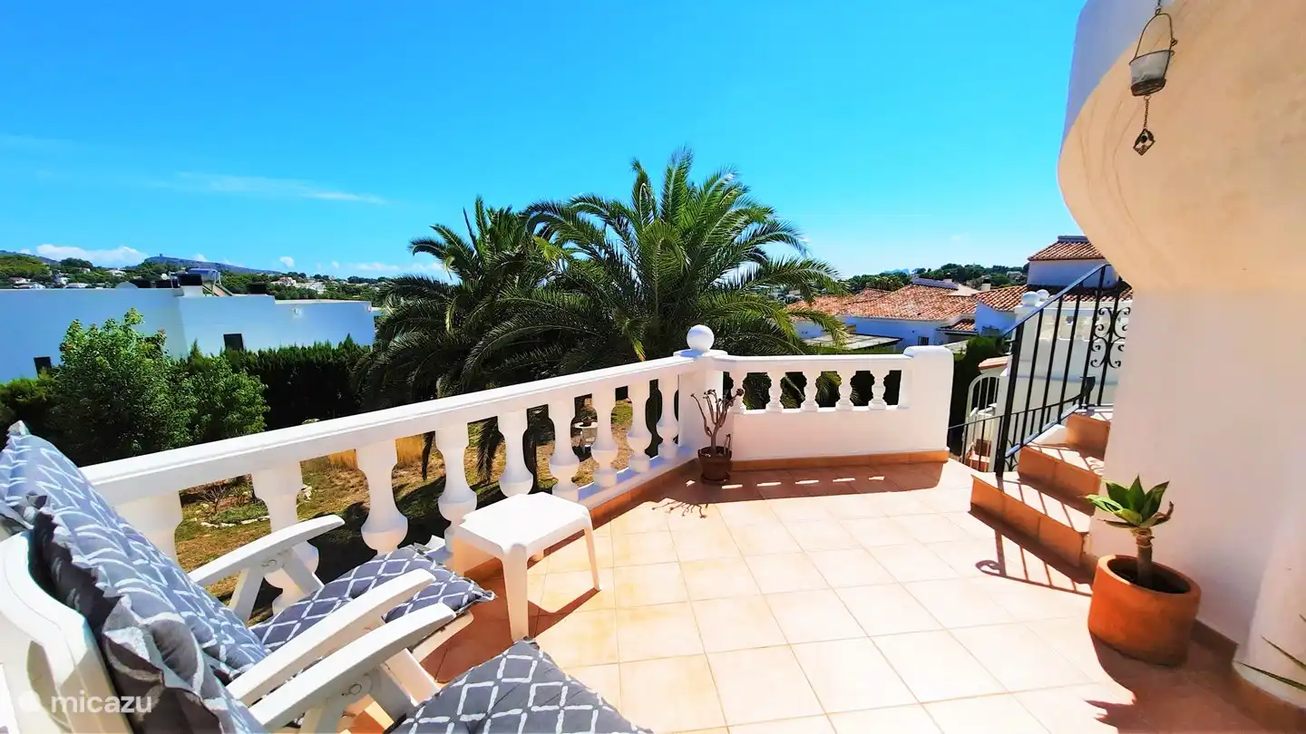 Ihre sonnige Terrasse mit Aussicht. Rechts die Treppe zur Dachterrasse und die Treppe zum Garten