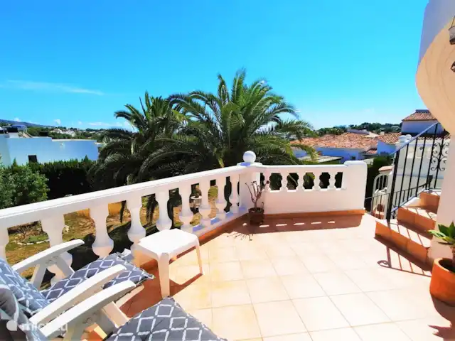 Casa León en Moraira con vistas al mar en España, Costa Blanca, Moraira - casa vacacional Tu soleada terraza con vistas. A la derecha las escaleras a la azotea y las escaleras al jardín