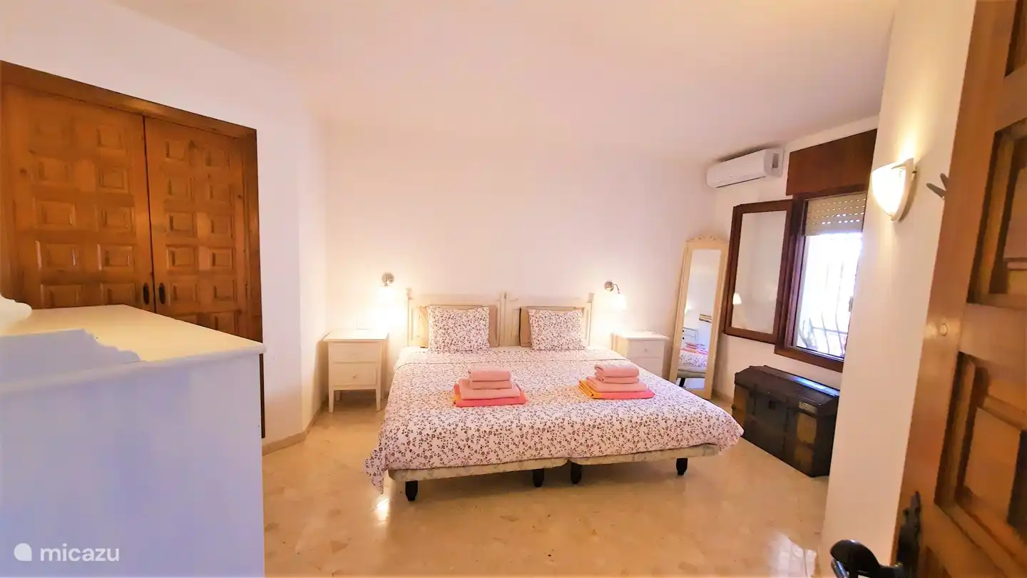 Schlafzimmer 1 mit sehr großem und gutem Bett. Fenster mit Moskitonetz und Rollo.