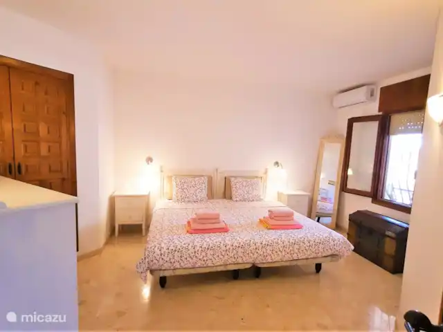 Casa León en Moraira con vistas al mar en España, Costa Blanca, Moraira - casa vacacional Dormitorio 1 con cama muy grande y buena. Ventana con mosquitera y persiana enrollable y aire acondicionado.