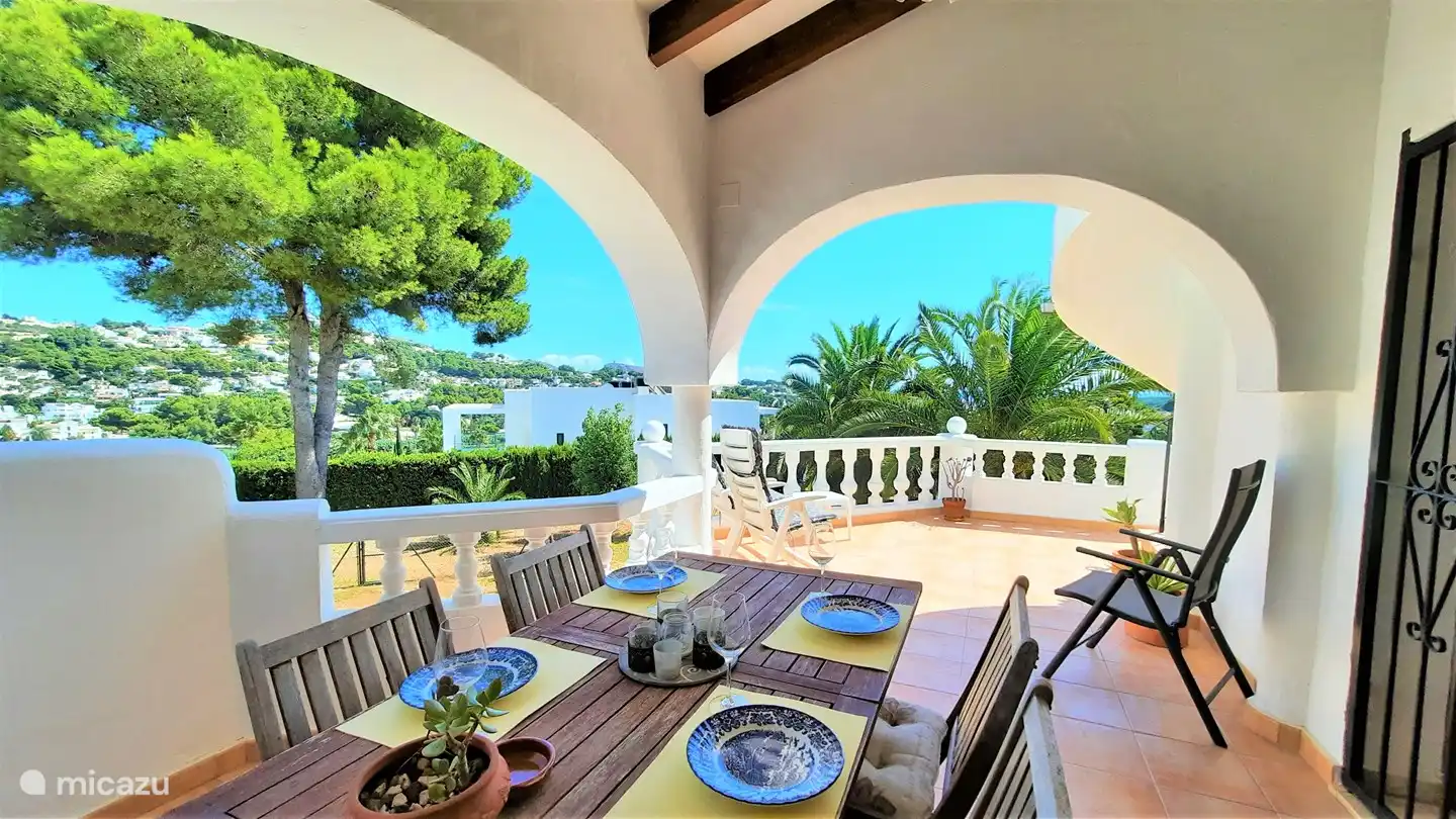 Die Terrasse ist teilweise überdacht und teilweise den ganzen Tag sonnig.