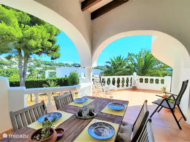 Casa León en Moraira con vistas al mar en España, Costa Blanca, Moraira - casa vacacional La terraza con una parte cubierta y una parte con sol todo el día.