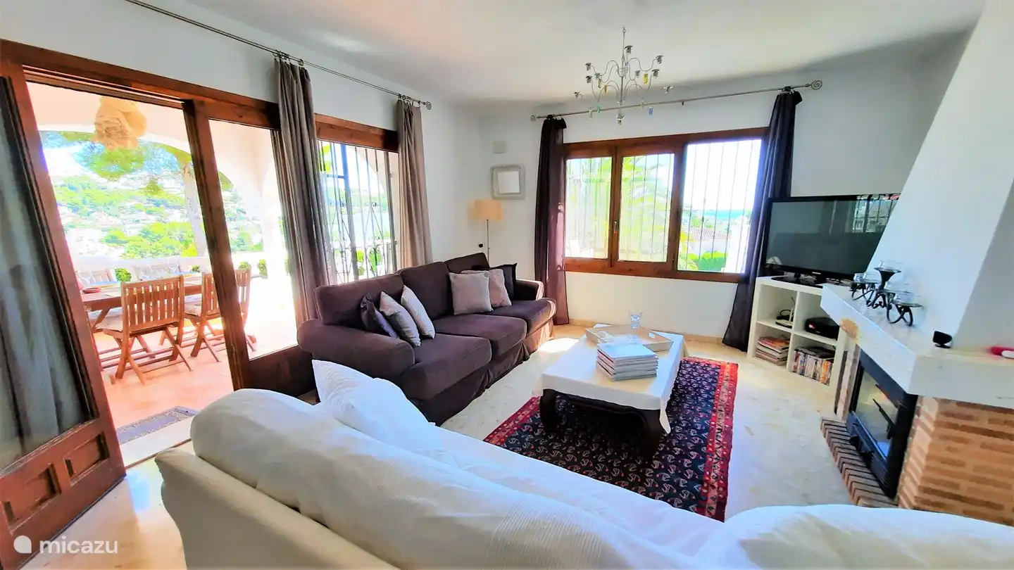 Sitzbereich mit großem TV, DVD-Player mit Filmen, Zugang zur privaten Terrasse und Meerblick